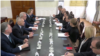 Dačić-Gruško: U čijem je zagrljaju Srbija