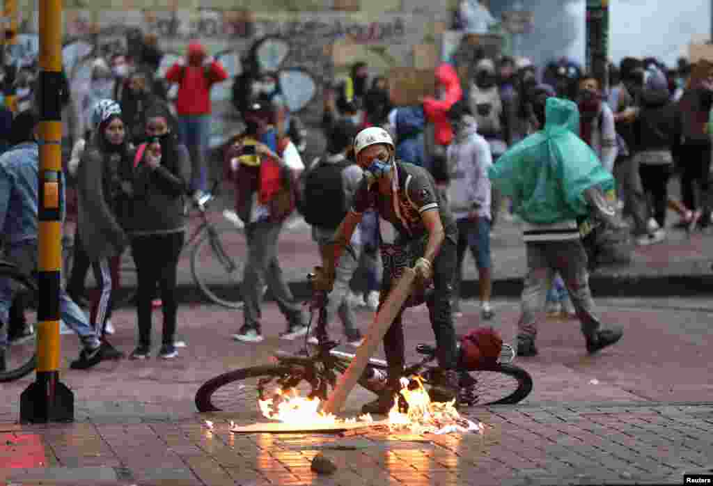 Las marchas pronto se convirtieron en una reacción violenta a las tensiones y la agitación económica causada por la pandemia.