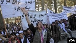 Warga Afghanistan menolak intervensi Pakistan di negara itu dalam unjuk rasa anti-Pakistan di Kabul (2/10).