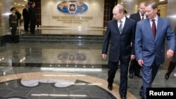 FILE - Russian President Vladimir Putin (L) and Defence Minister Sergei Ivanov (R) visit the new GRU military intelligence headquarters building in Moscow, Nov. 8, 2006. (Reuters/Itar-Tass/Presidential Press Service)