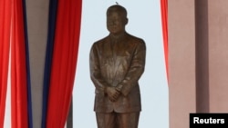 សត្វ​ស្លាប​មួយក្បាល បានទំលើព្រះកេស​នៃ​​ព្រះ​បរម​រូប​ ព្រះ​បរម​រតនៈ​កោដ្ឋ​សម្តេច​ឪ​នរោត្តម​សី​ហនុ​ នៅ​ពេល​ដែល​​ត្រូវ​បាន​ដាក់​សម្ពោធ​ជា​ផ្លូវការ​នៅ​ថ្ងៃ​សុក្រ​នេះ​ គឺ​មួយ​ឆ្នាំ​ក្រោយ​ពី​ព្រះ​អង្គ​បាន​សោយ​ទី​វង្គត់​កាល​ពី​ថ្ងៃទី​១៥​ខែ​តុលា​ឆ្នាំ​២០១២។​