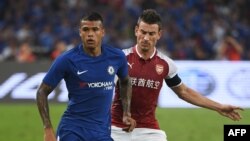 Kenedy de Chelsea, à gauche, en duel avec Laurent Koscielny d'Arsenal lors de leur match de football d'avant-saison au Stade National de Pékin, 22 juillet 2017.