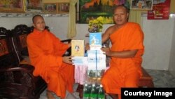 សៀវភៅ​ដែល​ត្រូវ​បាន​បរិច្ចាគ​ដល់​ព្រះសង្ឃ​កម្ពុជា​ក្រោម។ (រូប​ផ្តល់​ដោយ​លោក​ថាច់ ង៉ុកថាច់ ​ប្រធាន​សហព័ន្ធ​ខ្មែរ​កម្ពុជា​ក្រោម​ពិភពលោក)