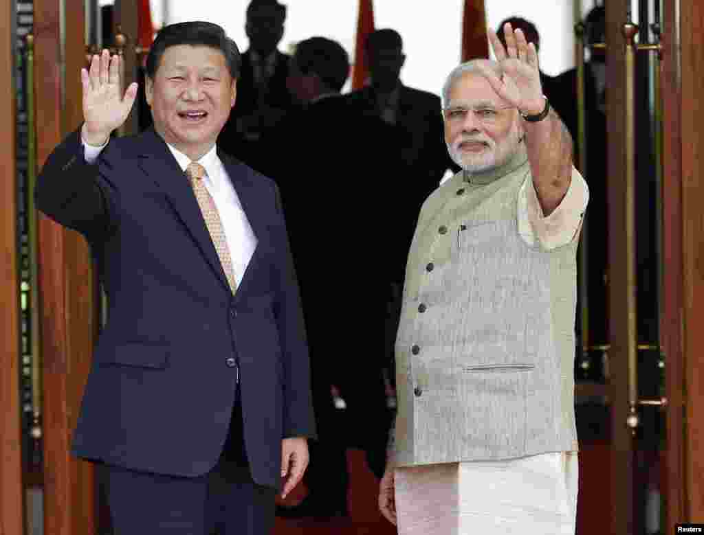 India's Prime Minister Narendra Modi and China's President Xi Jinping before their meeting in the western Indian city of Ahmedabad, Sept. 17, 2014.