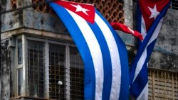 Banderas cubanas cubren las ventanas de la casa de Yunior García, bloqueando sus ventanas e impidiendo que se comunique con el exterior, en La Habana, el 15 de noviembre de 2021.