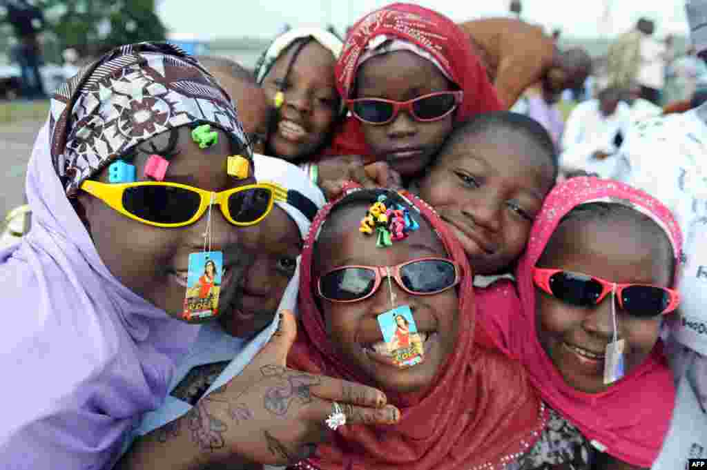 Trẻ em Nigeria chụp hình chung ở bên ngoài một nơi cầu nguyện ở khu vực Obalende trong thành phố Lagos.