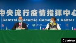 美國衛生部長阿扎爾（左）與台灣的衛生部長陳時中在台北見證美、台“衛生合作備忘錄（MOU）”的簽署儀式。 2020年8月10日圖片（台灣衛生福利部提供）