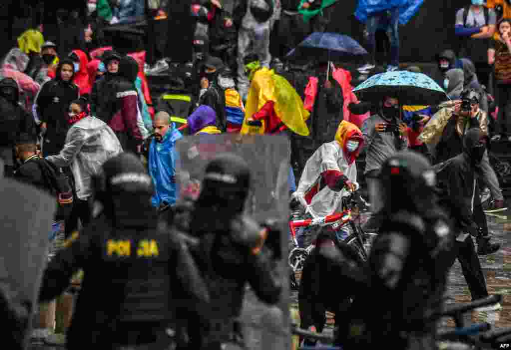 También, se han presentado enfrentamientos entre manifestantes y la fuerza pública, y actos vandálicos contra edificaciones y sistemas de trasporte.