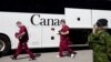 Personnel médical des Forces armées canadiennes dans un centre de soins pour personnes âgées, pendant la pandémie de COVID-19, Montréal, Québec, Canada, 20 avril 2020.