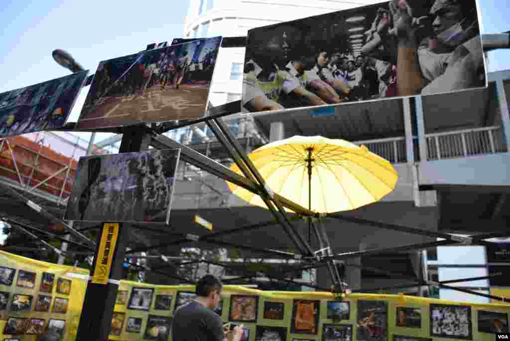有團體在金鐘舉辦「毋忘初衷、有種責任,雨傘革命六月祭初心回顧相片展」。(美國之音湯惠芸拍攝)