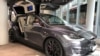 Un Tesla Modelo X en exhibición en la tienda de Telsa Inc en Frankfurt, Alemania, el 28 de septiembre de 2018.