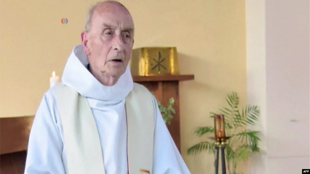 Le Père Jacques Hamel célébrant la messe, dans l'église de Saint-Etienne-du-Rouvray, le 11 juin 2016.