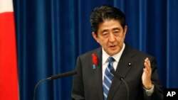 日本首相安倍晋三在东京首相官邸举行记者会。（2013年10月1日資料照片）