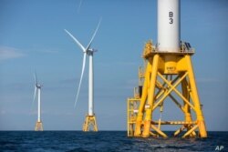 Tres de las cinco turbinas de Deepwater Wind están en el agua frente a Block Island, RI, el primer parque eólico marino del país, el 15 de agosto de 2016.