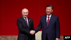 ภาพจาก Sputnik ของทางการรัสเซีย ปธน.วลาดิเมียร์ ปูติน และปธน.สี จิ้นผิง ร่วมคอนเสิร์ตเฉลิมฉลองความสัมพันธ์ 75 ปี จีน-รัสเซีย ที่กรุงปักกิ่ง 16 พ.ค. 2024 (Photo by Alexander RYUMIN / POOL / AFP)