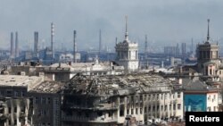 乌克兰南部港口城市马里乌波尔被炸成一片废墟后面的亚速钢铁厂。（2022年4月7日）