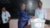 Le président Azali Assoumani, 65 ans, a voté dans sa ville natale de Mitsoudje, à 15 kilomètres de la capitale Moroni.