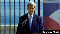 El secretario de Estado John Kerry, durante la ceremonia de izado de la bandera de EE.UU. en la Embajada estadounidense en La Habana, Cuba, el 14 de agosto de 2015.