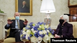 El presidente de Estados Unidos, Joe Biden, recibe el informe económico semanal en la Casa Blanca en Washington, el 9 de abril de 2021.