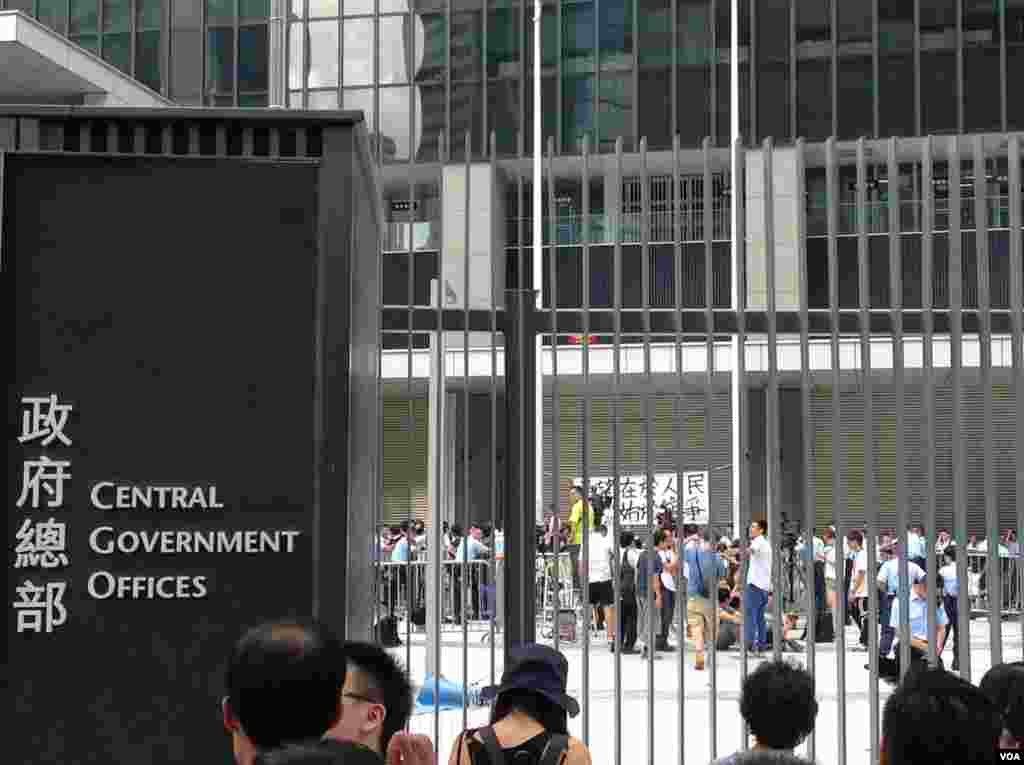 数千香港市民云集政府总部声援被困公民广场学生(美国之音图片/海彦拍摄)