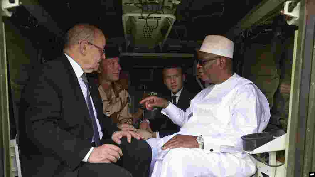 Shugaban kasar Mali na tattaunawa tare da ministan harkokin wajen kasar Faransa, Jean-Yves Le Drian, a jihar Gao dake arewacin kasar Mali, ranar Juma'a 19 ga watan Mayu shekarar 2017. 