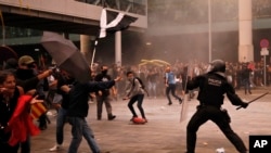 La police anti-émeutes a chargé à plusieurs reprises des centaines de militants tentant de pénétrer dans le terminal de Barcelone.