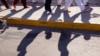 Un grupo de migrantes camina de vuelta a Ciudad Juárez, en México, tras ser expulsados de Estados Unidos bajo el Título 42, el 3 de mayo de 2022.