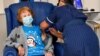 Anciana británica es la primera persona en recibir vacuna de Pfizer fuera de ensayos