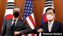 지난해 3월 서울을 방문한 토니 블링컨 미국 국무장관(왼쪽)이 외교부 청사에서 정의용 한국 외교장관과 회담에 앞서 팔꿈치 인사를 하고 있다. (자료사진)