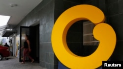 Desde antes de las elecciones de abril, los directivos de Globovisión habían anunciado la venta del canal debido a la crisis financiera generada por las presiones oficiales. 