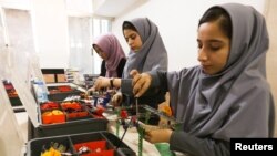 Anggota tim siswi robotika Afghanistan yang ditolak masuk ke AS untuk mengikuti kompetisi robotika berlatih dengan robot-robotnya di provinsi Herat, Afghanista, 4 Juli 2017 (foto: REUTERS/Mohammad Shoib)