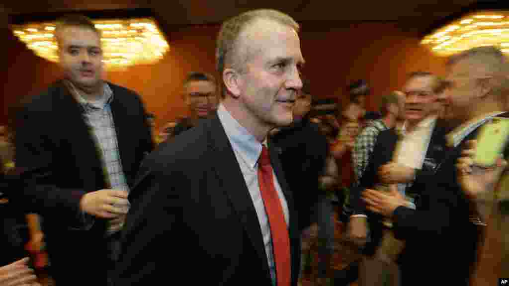 Le candidat républicain au Sénat américain Dan Sullivan, au milieu de ses supporters, s’avance vers l’estrade pour un discours ao soir de l'élection, le 4 novembre 2014, à Anchorage, en Alaska.