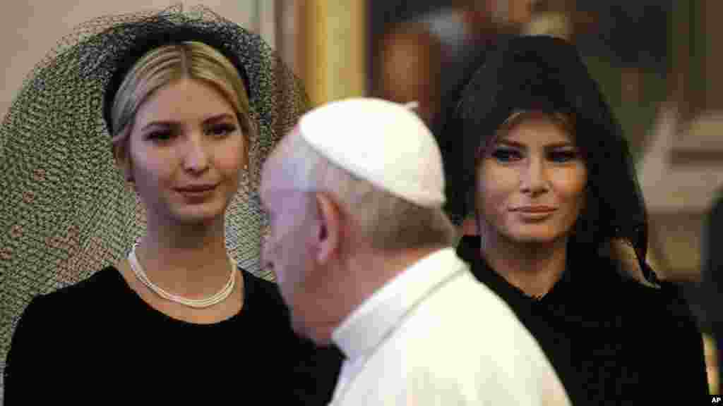 Paparoma Francis tare da uwargidan shugaban kasar Amurka Melania Trump da Ivanka Trump a Fadar Vatican, ranar Laraba 24 ga watan Mayu shekarar 2017. 
