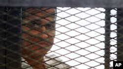 ​លោក Peter Greste ​បាន​ត្រូវ​កាត់​ទោស​ឲ្យ​ជាប់ពន្ធនាគារ​៧ឆ្នាំពី​បទ​ចោទប្រកាន់​ទាក់ទិន​នឹង​ភេរវកម្មនៅ​ក្នុង​ការ​កាត់​ក្តី​មួយ​ដែល​អង្គការសិទ្ធិ​មនុស្ស​បាន​ពណ៌នា​ថា​ជា​ការ​បញ្ឆោត។​