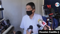 Sergio Ramírez, escritor de Nicaragua, habla con la prensa al salir de la fiscalía a principios de junio de 2021. [Foto Houston Castillo, VOA]