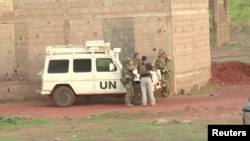 Des soldats français se trouvent près d'un véhicule de l'UE après l'attaque au Campement Kangaba a Dougourakoro, Mali, le 18 juin 2017.