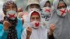 Para pendukung capres Prabowo Subianto berunjuk rasa dekat Mahkamah Konstitusi saat sidang sengketa hasil pilpres di Jakarta, 14 Juni 2019. (Foto: AP)