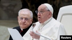 El Papa Francisco habla durante la audiencia general semanal, en la sala Pablo VI del Vaticano, el 11 de diciembre de 2024. REUTERS