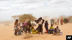 Dadaab qochqinlar lageridagi somalilik oilalar.