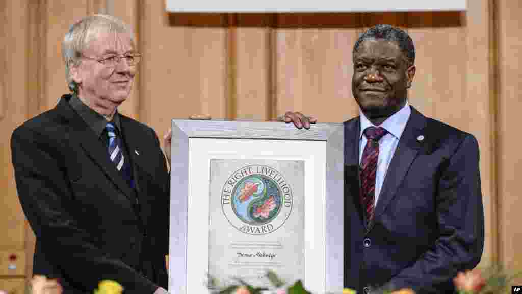 Denis Mukwege du Congo, reçoit le "Right Livelihood Award", lors d'une cérémonie au parlement suédois à Stockholm, en Suède, le 2 décembre 2013.