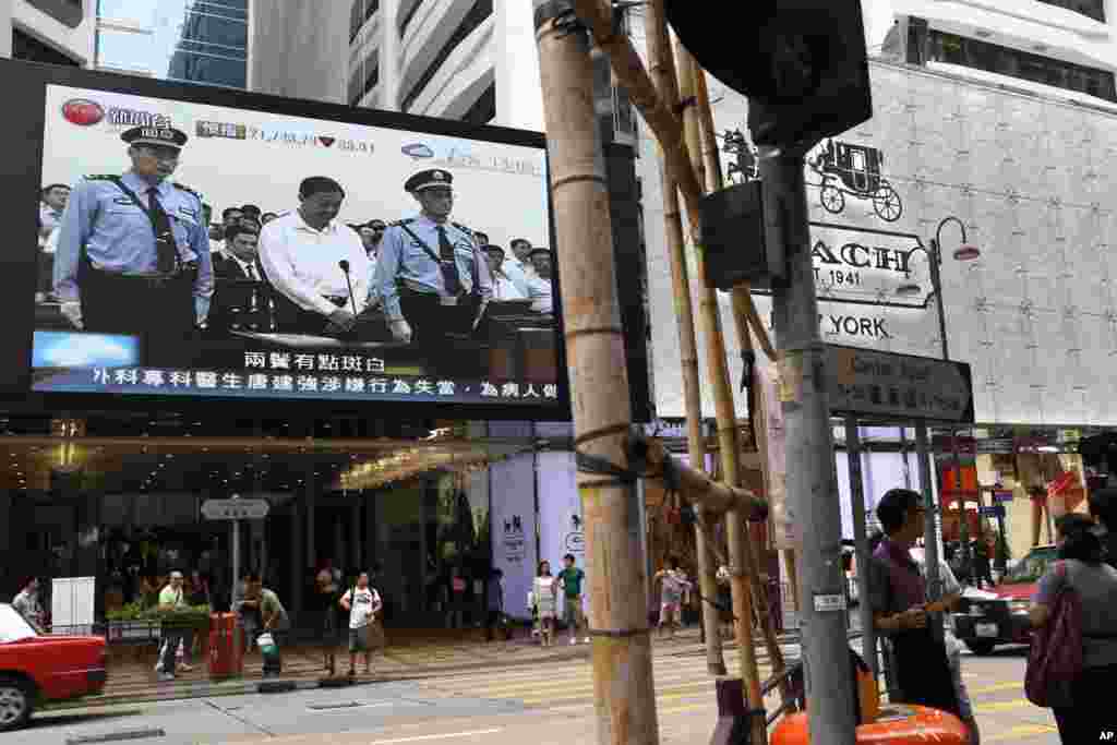 香港的电视屏幕显示薄熙来出庭受审场面。(8月22日)
