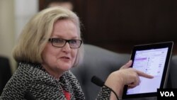 Senator AS, Claire McCaskill yang mendorong Kongres AS untuk membentuk komisi penyelidikan pemakaian dana untuk kontraktor swasta di Irak dan Afghanistan.