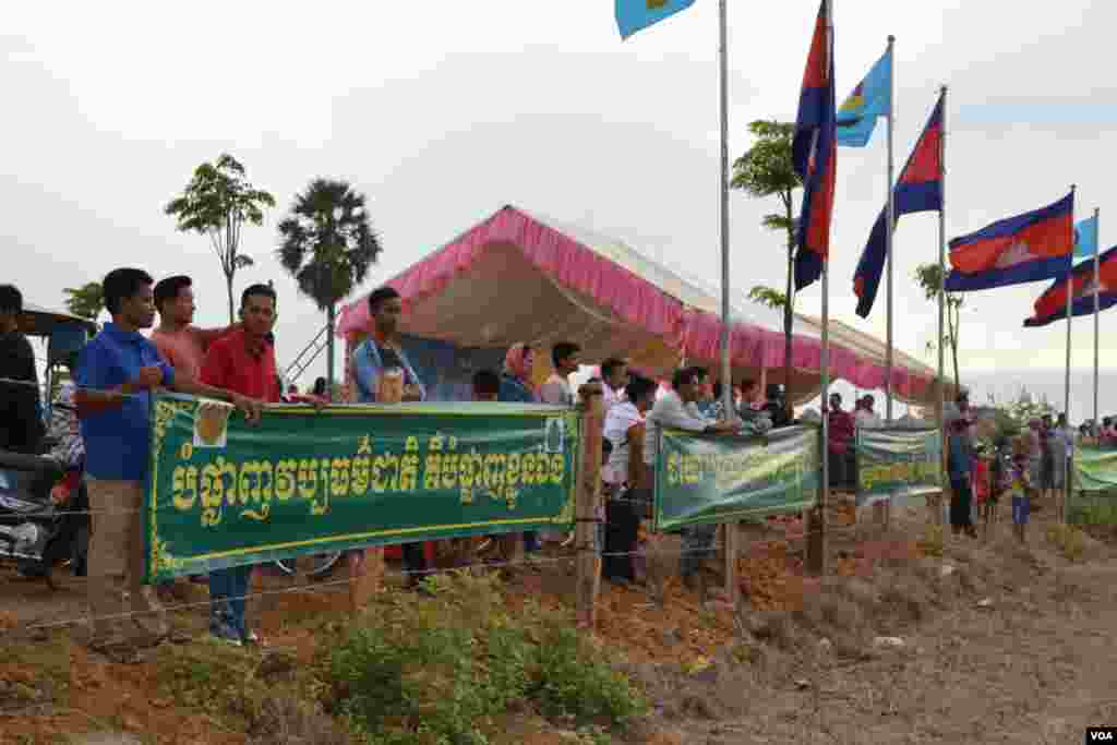 ពលរដ្ឋចូលរួមក្នុងការប្រណាំងរទេះសាឡីគោនៅឃុំរលាំងគ្រើល ស្រុកសំរោងទោង ខេត្តកំពង់ស្ពឺ កាលពីថ្ងៃទី០៧ ខែមេសា ឆ្នាំ២០១៩។ (ណឹម សុភ័ក្រ្តបញ្ញា/VOA)