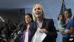 Senadoras Kirsten Gillibrand y Mazie Hirono, D-Hawaii recibieron a compañeras de clases de Ford de la Escuela Holton-Arms como muestra de apoyo a su denuncia contra Kavanaugh