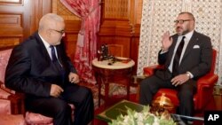 Le roi du Maroc Mohammed VI, à droite, s'entretient avec Abdelilah Benkirane, secrétaire général Parti de la justice et du développement, à Casablanca, Maroc, le 10 octobre 2016.