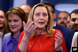 Elena Laskoni, kandidatkinja stranke Spasimo Rumuniju (USR) za predsednika razgovara sa medijima nakon zatvaranja biračkih mesta tokom predsedničkih izbora u Bukureštu, Rumunija, u nedelju, 24. novembra 2024. (AP Photo/Alekandru Dobre)
