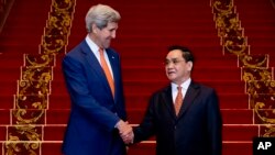 AQSh Davlat kotibi Jon Kerri (chapda) Laos Bosh vaziri Tongsing Tammavong bilan uchrashmoqda, Vyentyan, 25-yanvar, 2016-yil