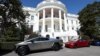 Yon kamyon sibe Tesla estasyone devan Mezonblanch la nan Washington, 11 Mas, 2025. 