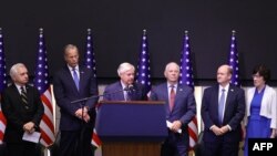 Американские законодатели, посещающие Израиль, на пресс-конференции в Тель-Авиве. Слева направо: Джек Рид, Джон Тьюн, Линдси Грэм, Бен Кардин, Крис Кунс и Сюзан Коллинз. 22 октября 2023 г.