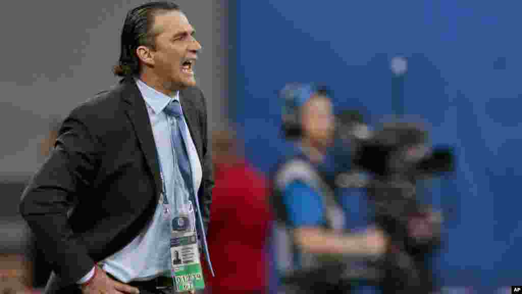 Mai koyawa 'yan kasar Chile wasa, Juan Antonia Pizzi yayin da ake buga wasan karshe a filin Saint Petersburg dake Rasha, ranar Lahadi 2 ga watan Yuli na shekarar 2017.